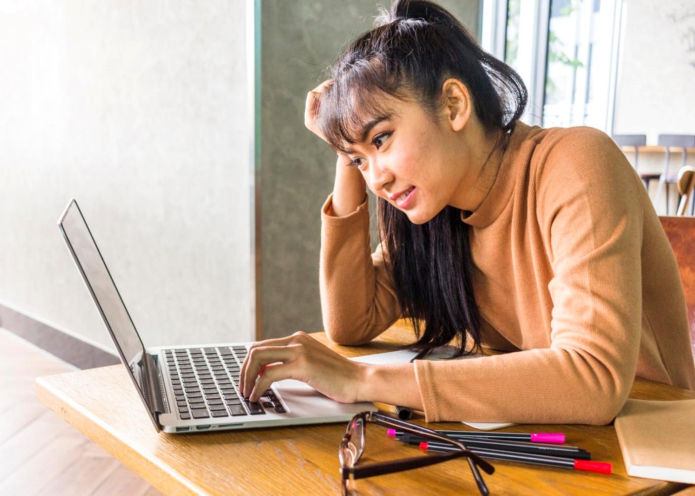 Bureau moderne avec outils de gestion financière