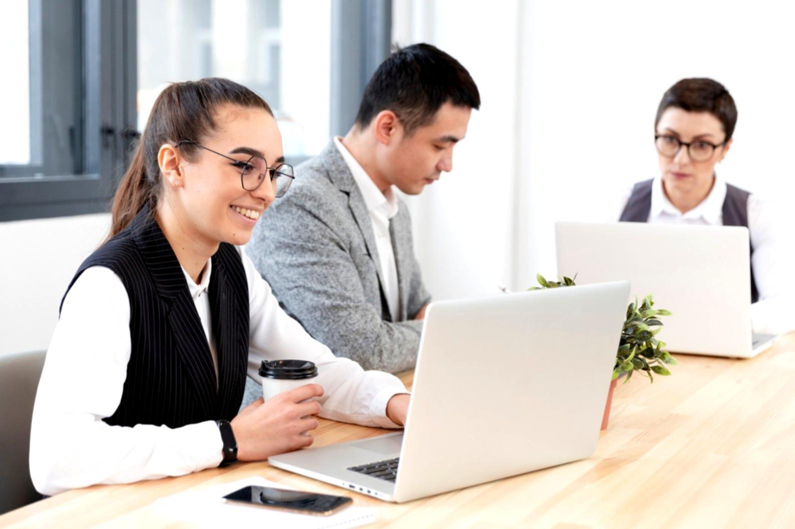 Bureau avec cahiers et outils d'apprentissage organisés