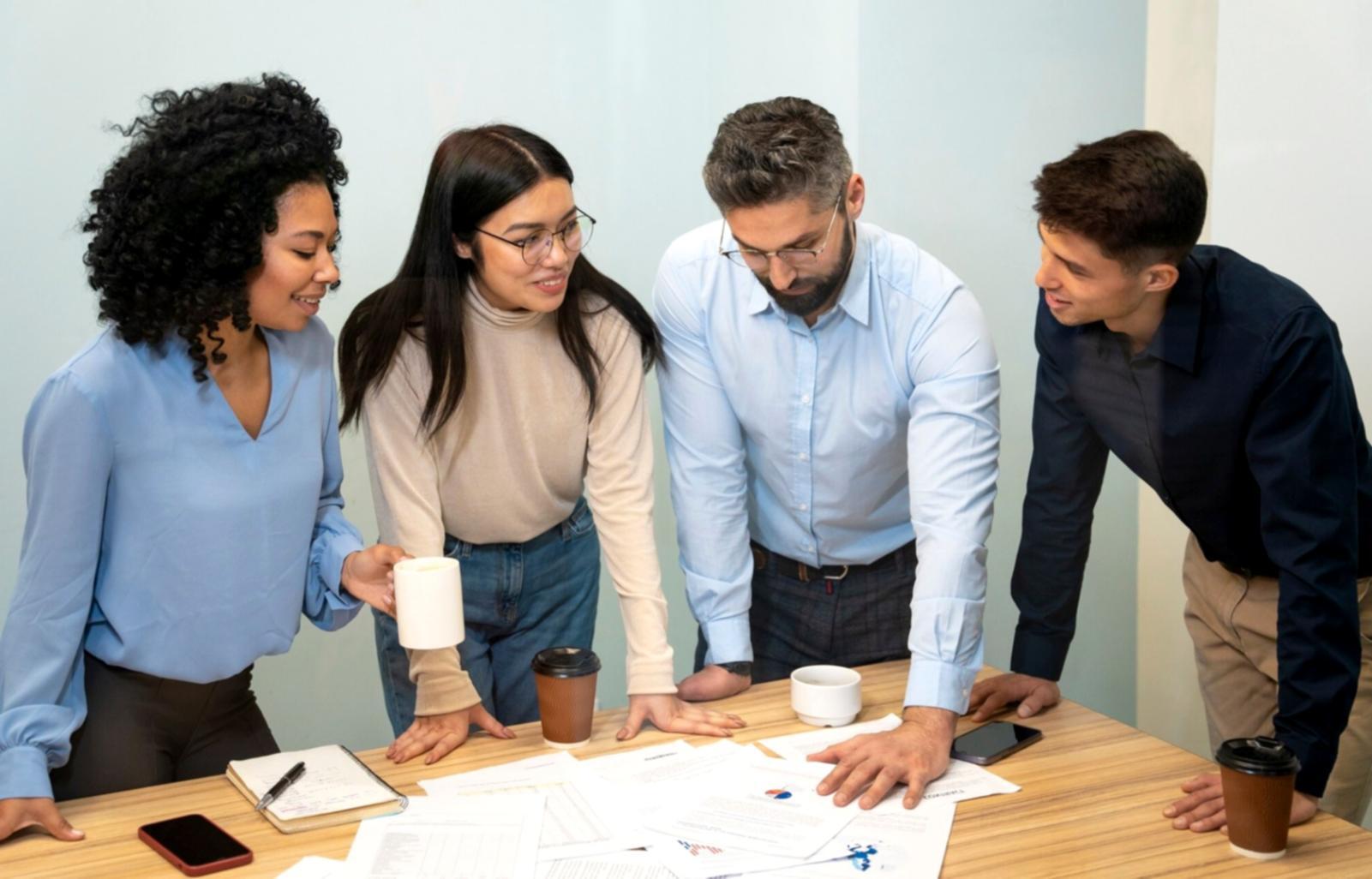 Étudiant concentré travaillant sur son ordinateur portable
