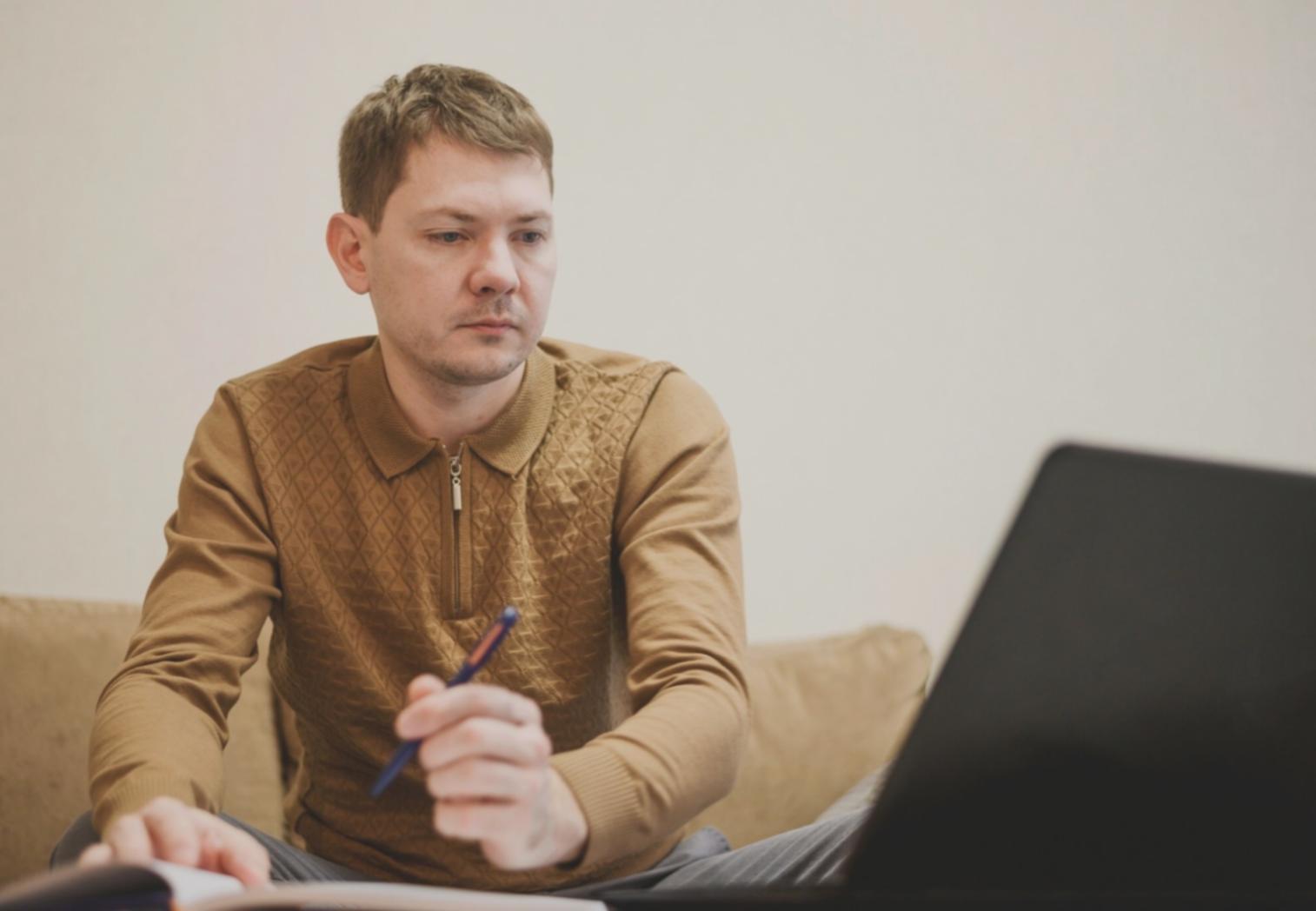 Espace de travail moderne avec documents financiers et outils numériques