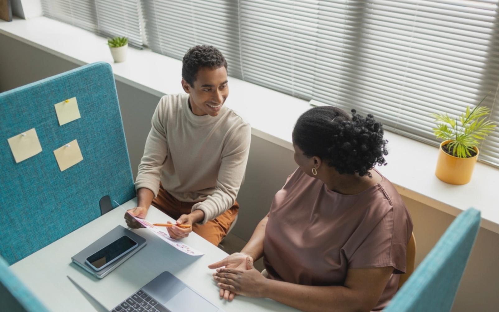 Réunion collaborative avec présentation de stratégies financières