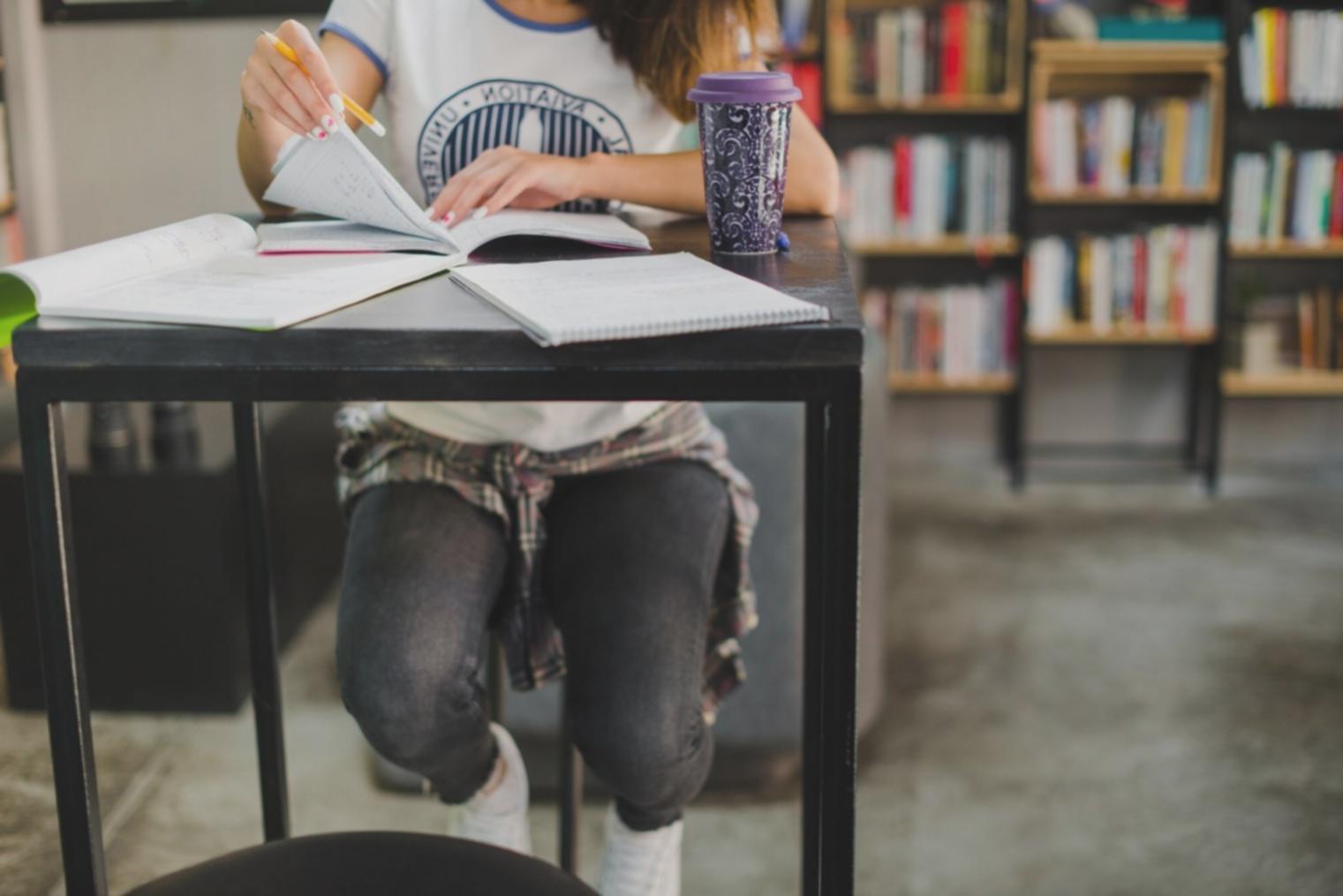 Espace de travail avec ordinateur et documents financiers