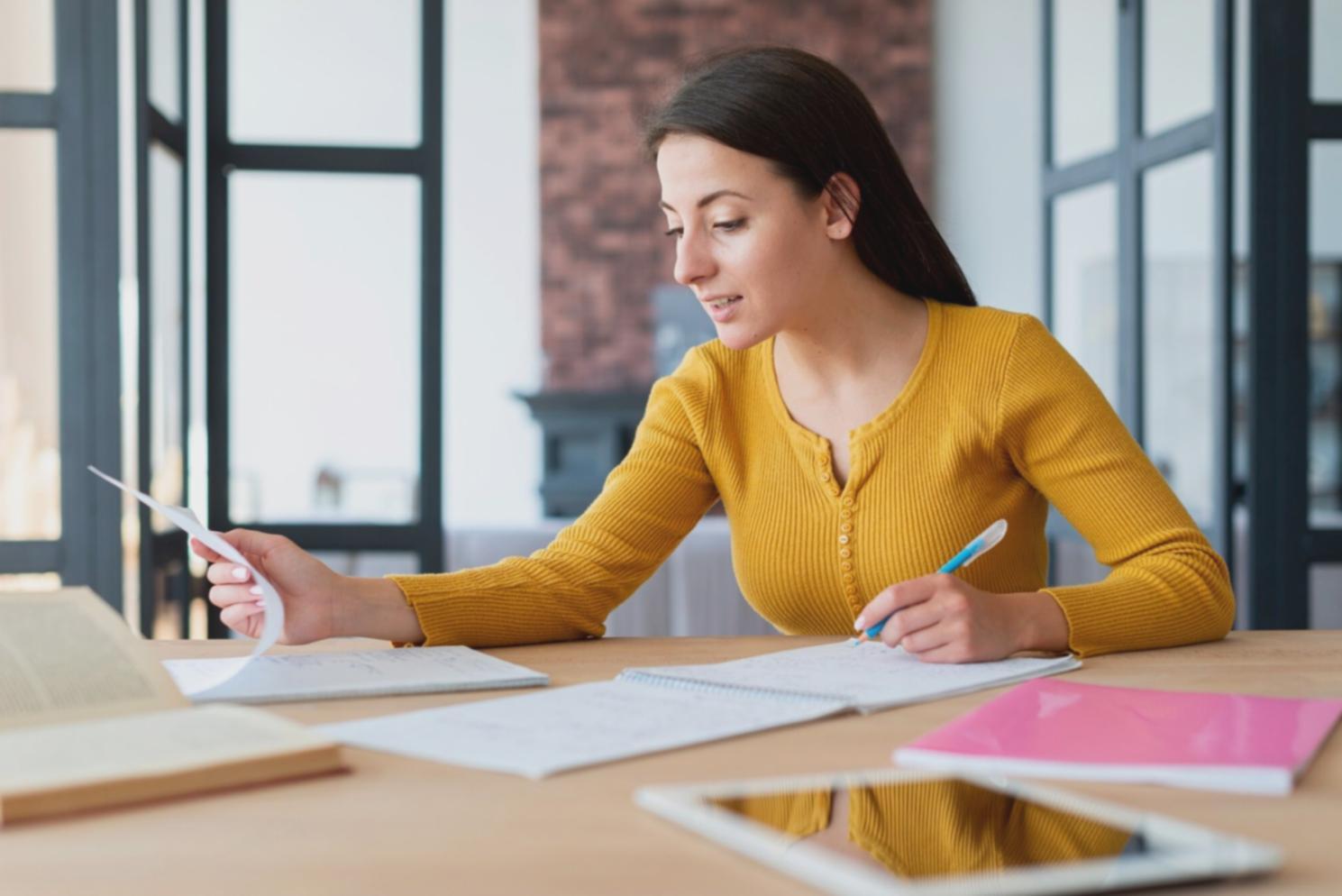 Étudiant consultant ses informations bancaires sur son téléphone