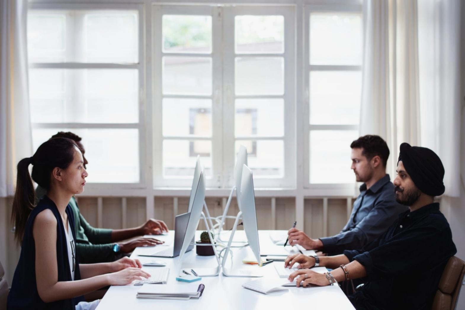 Espace de travail organisé avec ordinateur et notes pour l'apprentissage à distance